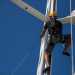 ... per poi arrampicarsi grazie alle drizze (corde nautiche)...
